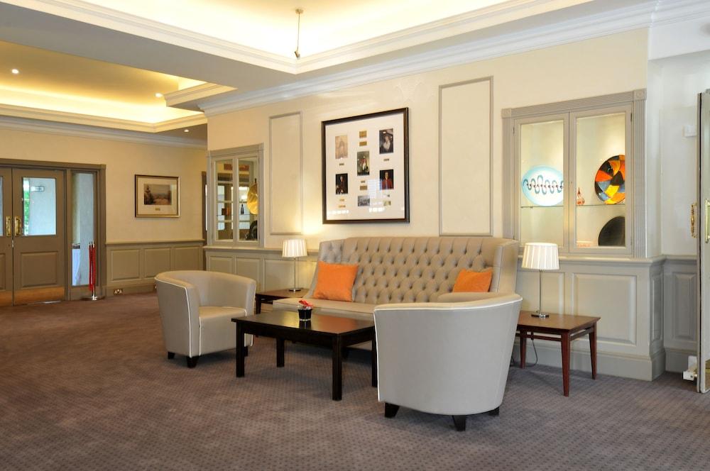 The Bromley Court Hotel - Lobby Sitting Area