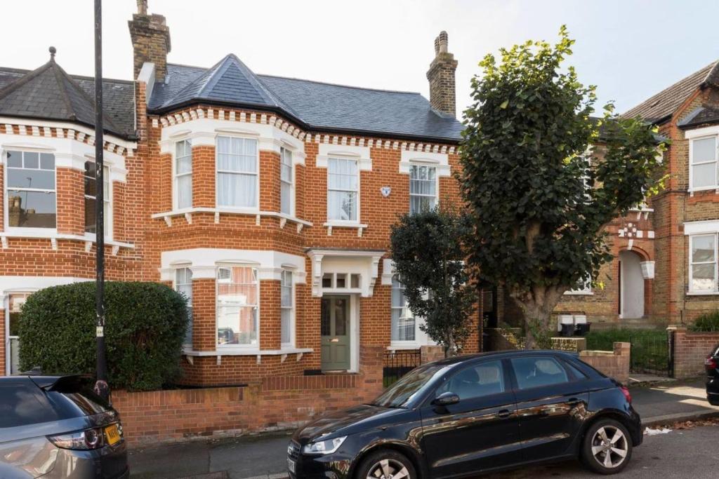 Grand & Gorgeous, 5BR Family Home in Leafy SW London - Other