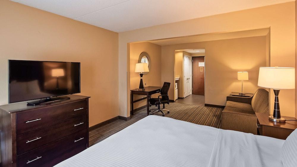 Best Western Plus Harrisburg East Inn & Suites - Room