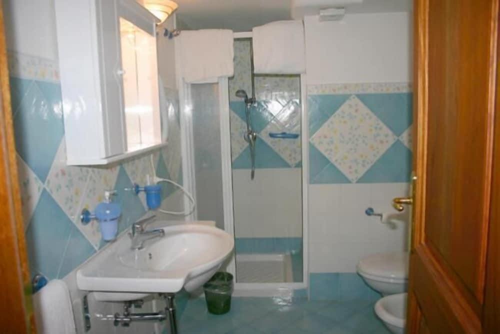 Villa Celentano - Bathroom