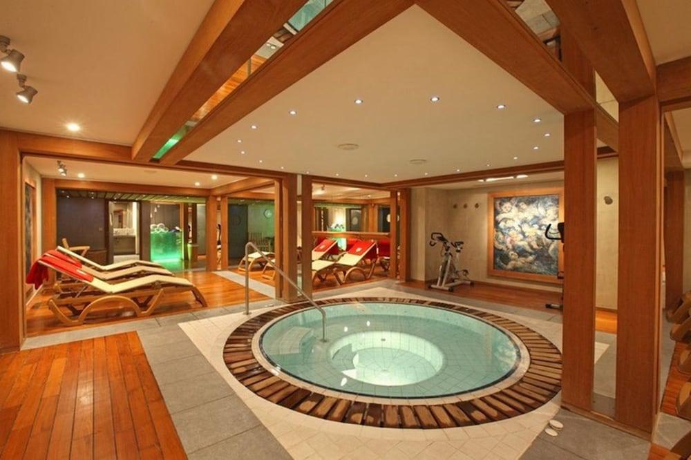 Hotel La Savoyarde - Indoor Spa Tub