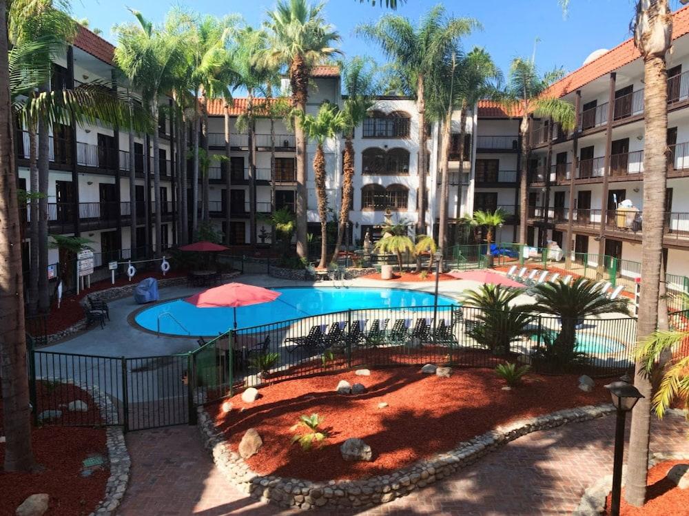 Buena Park Grand Hotel & Suites - Outdoor Pool