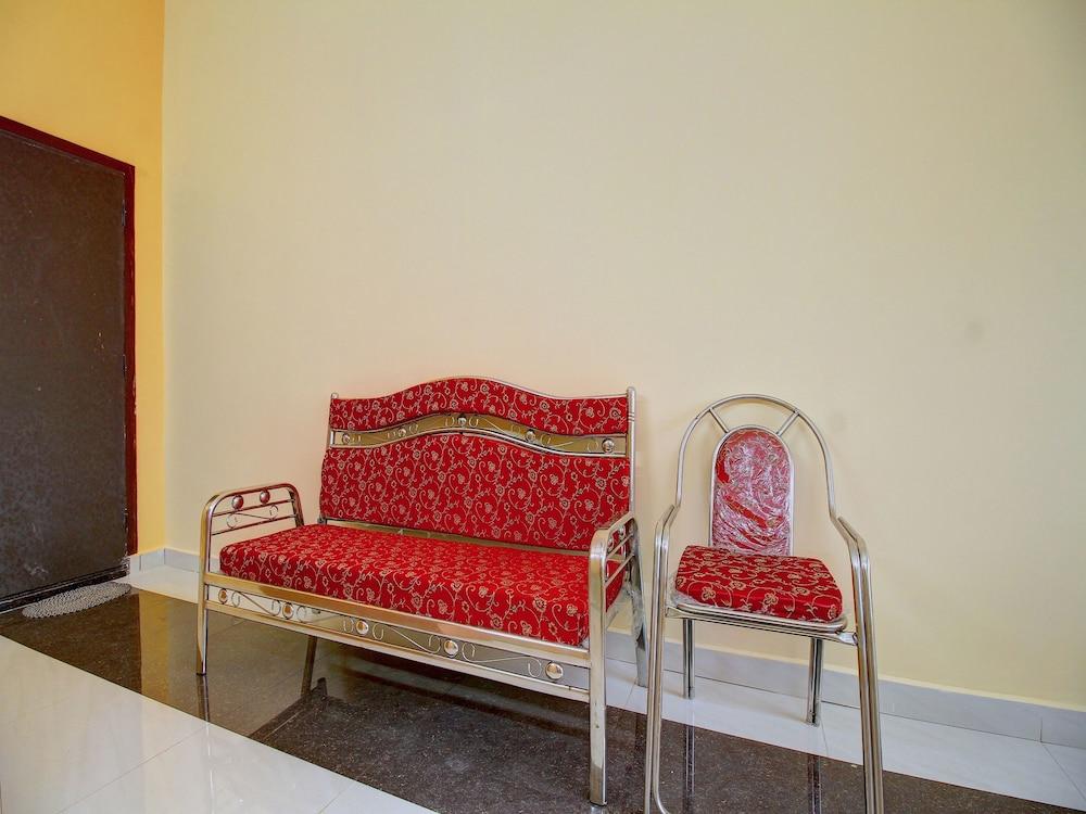 Capital O 13489 Garuda Comforts - Lobby Sitting Area