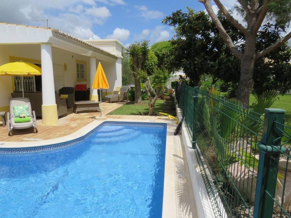 Immaculate 3-bed Villa in Guia Private Pool - Waterslide