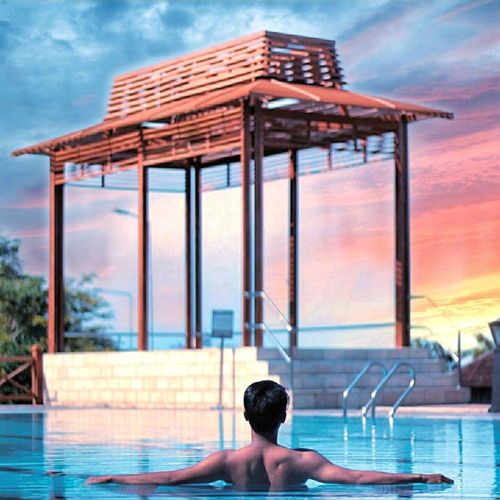 Crown Vista Hotel - Outdoor Pool