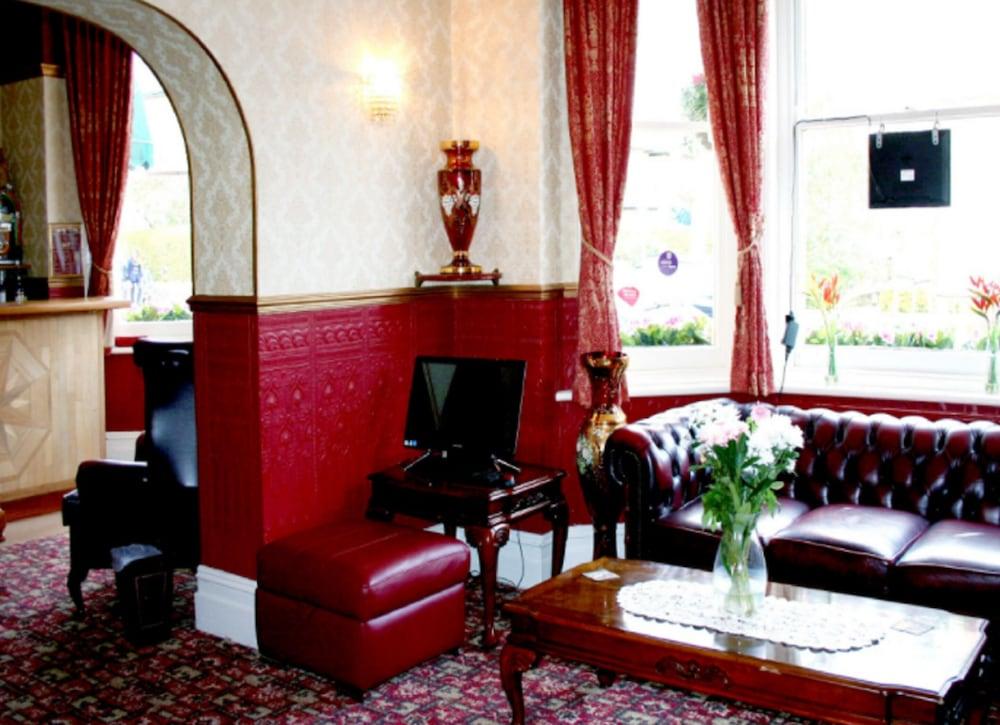 The Ilfracombe House Hotel - near Cliffs Pavilion - Reception