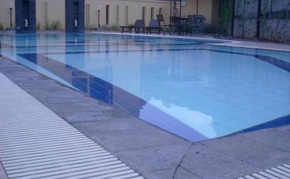 Metro Hotel - Outdoor Pool