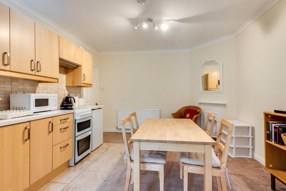 Spacious 1-bedroom Flat With Garden Free Parking - Room