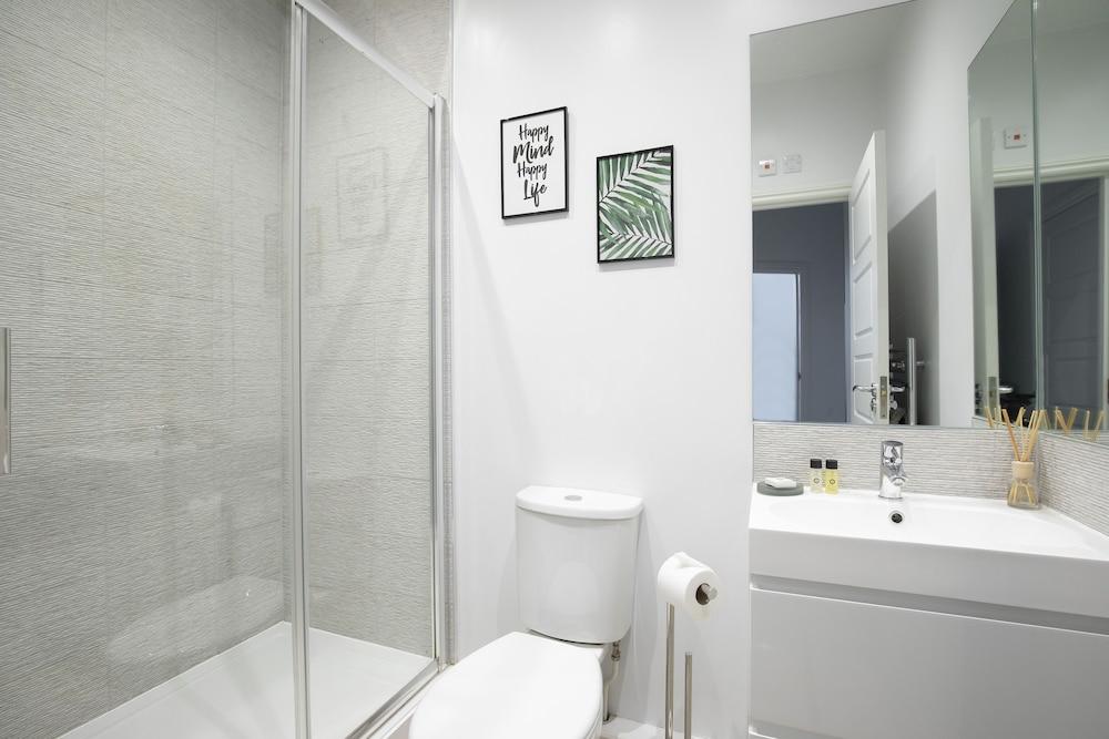 Elliot Oliver - Stylish 2 Bedroom Town Centre Apartment - Bathroom