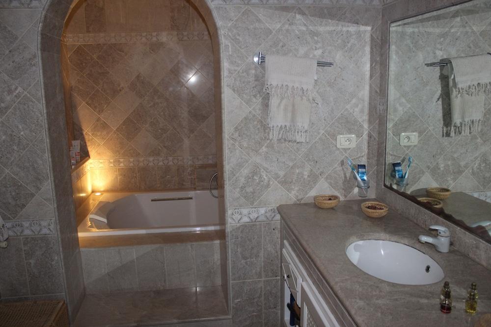 Gorgeous Villa Sfax - Bathroom