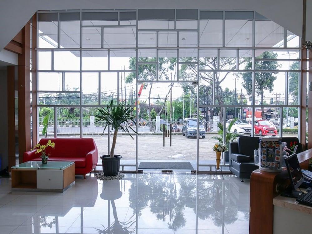 Hotel 88 Kedoya Jakarta - Lobby Sitting Area
