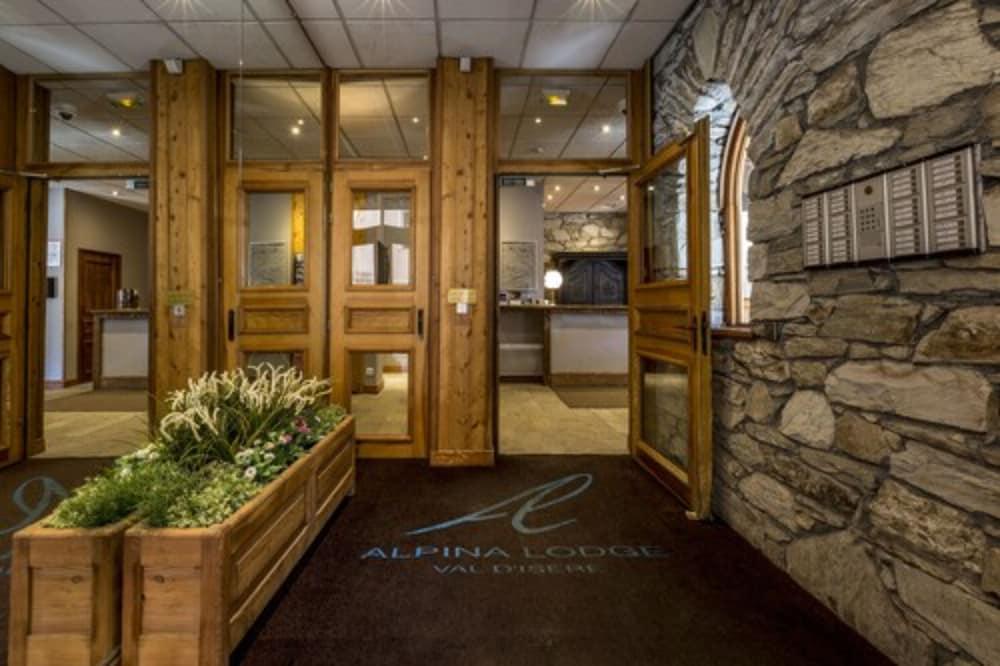 Résidence Alpina Lodge - Interior Entrance