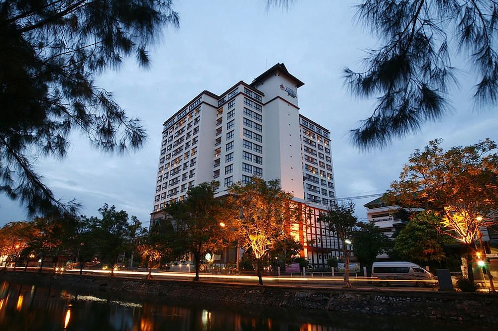 Amora Hotel Tapae Chiang Mai - Exterior