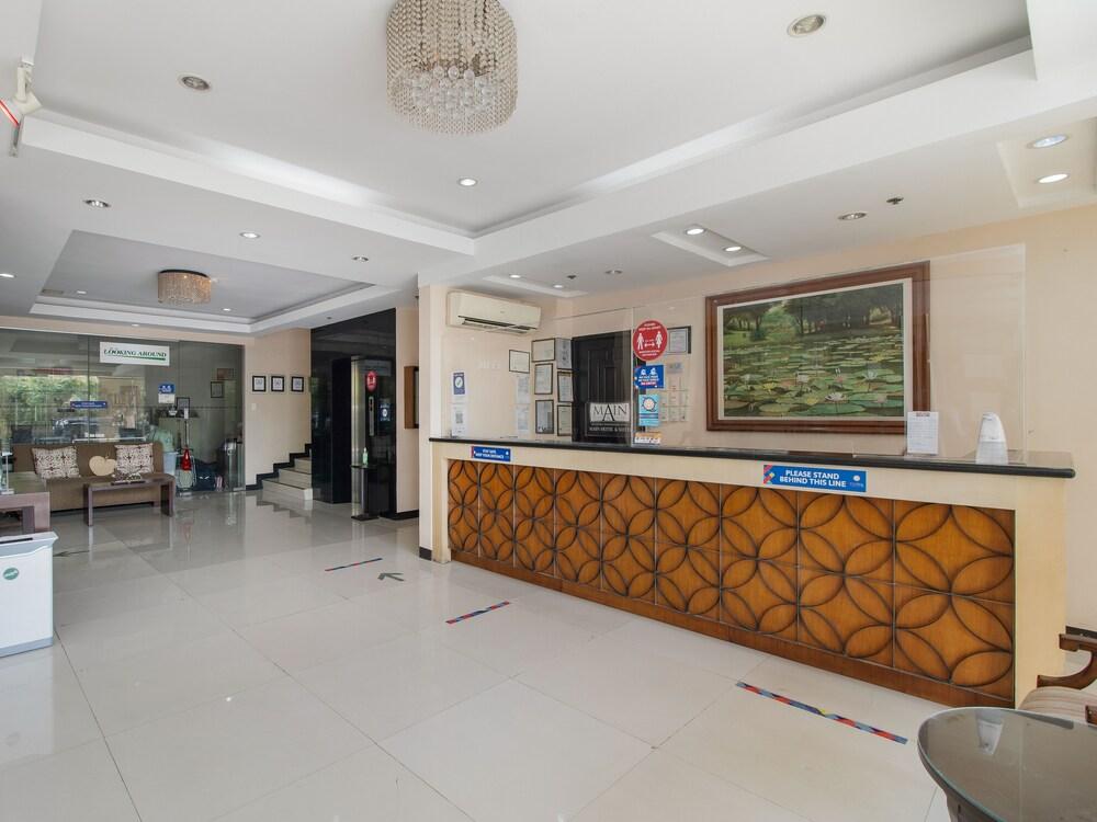 Main Hotel & Suites - Lobby