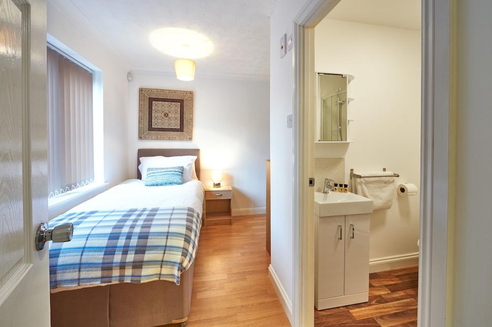 Northleigh House, Furzton, 6 Bedroom/5 Bathroom House - Room