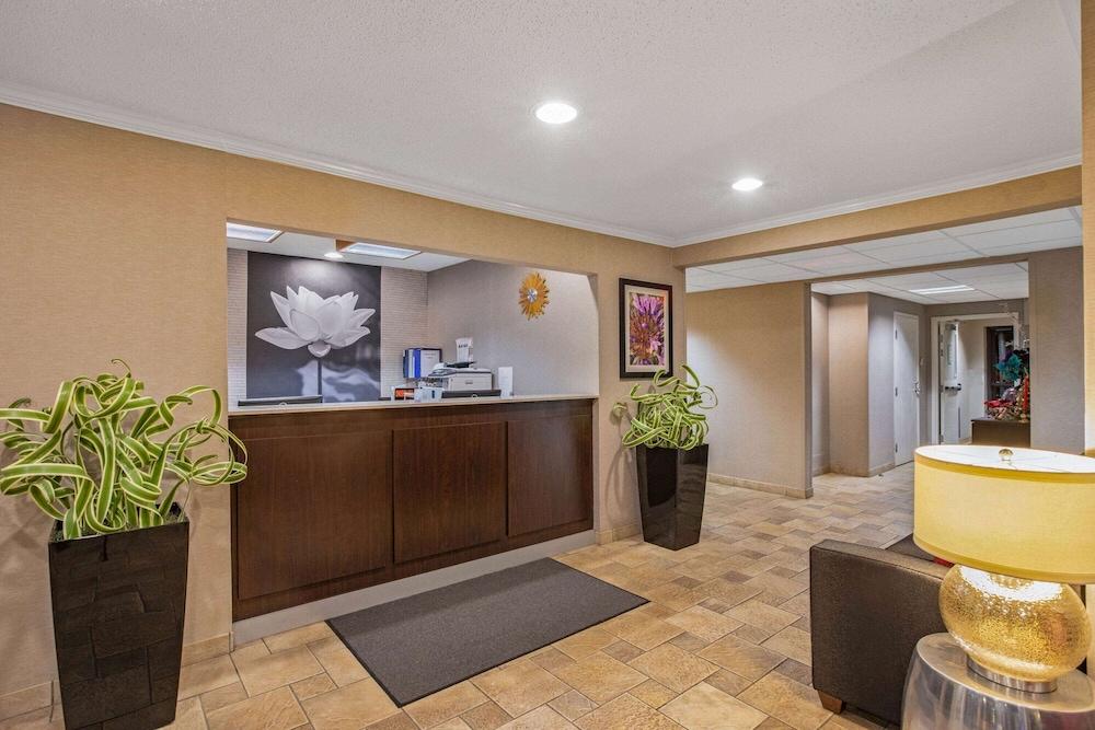 La Quinta Inn & Suites by Wyndham N Little Rock-McCain Mall - Lobby