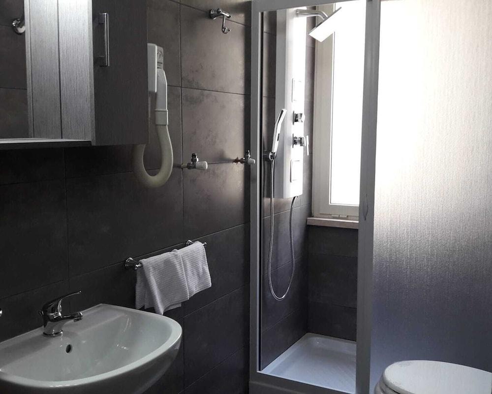 Hotel Marconi - Bathroom