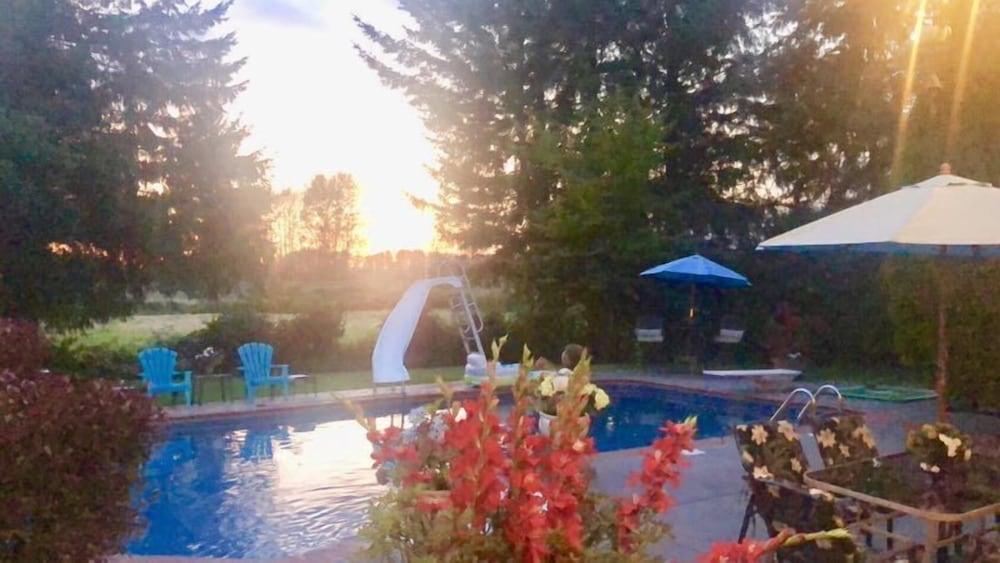 Cedar Manor Bed and Breakfast - Outdoor Pool