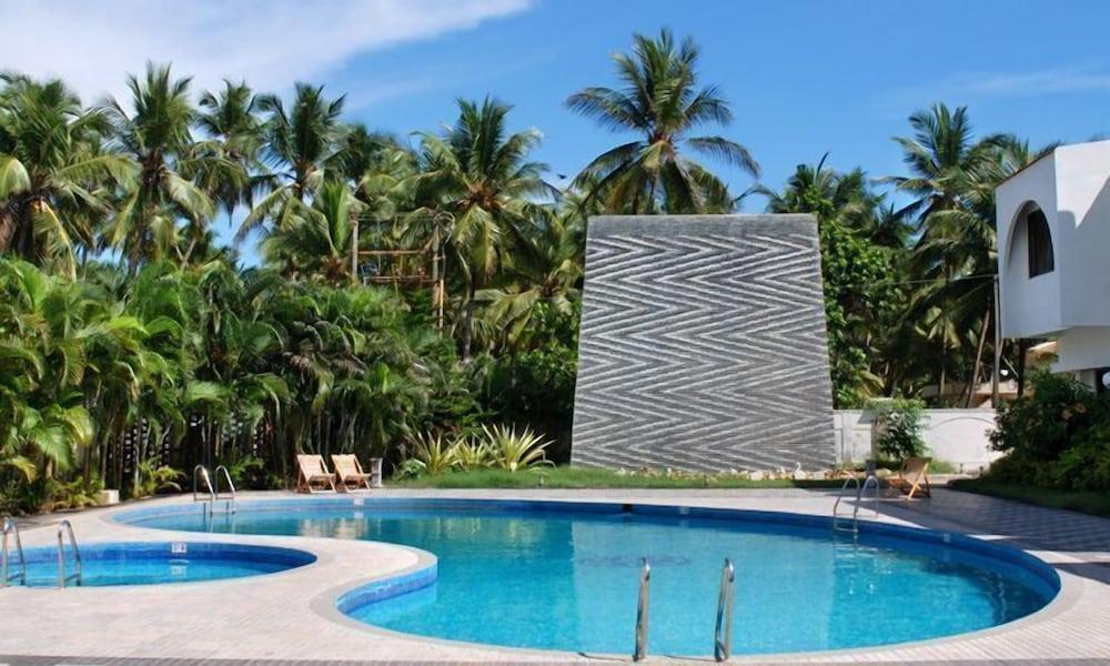 Paradise Isle Beach Resort - Outdoor Pool