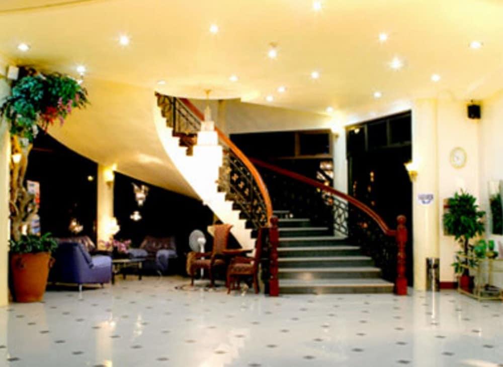 Crown Royale Hotel - Lobby