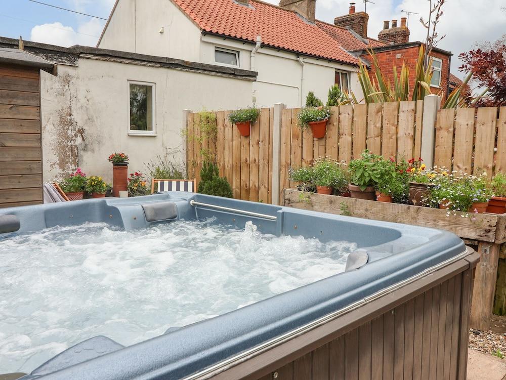 The Cottage - Outdoor Spa Tub