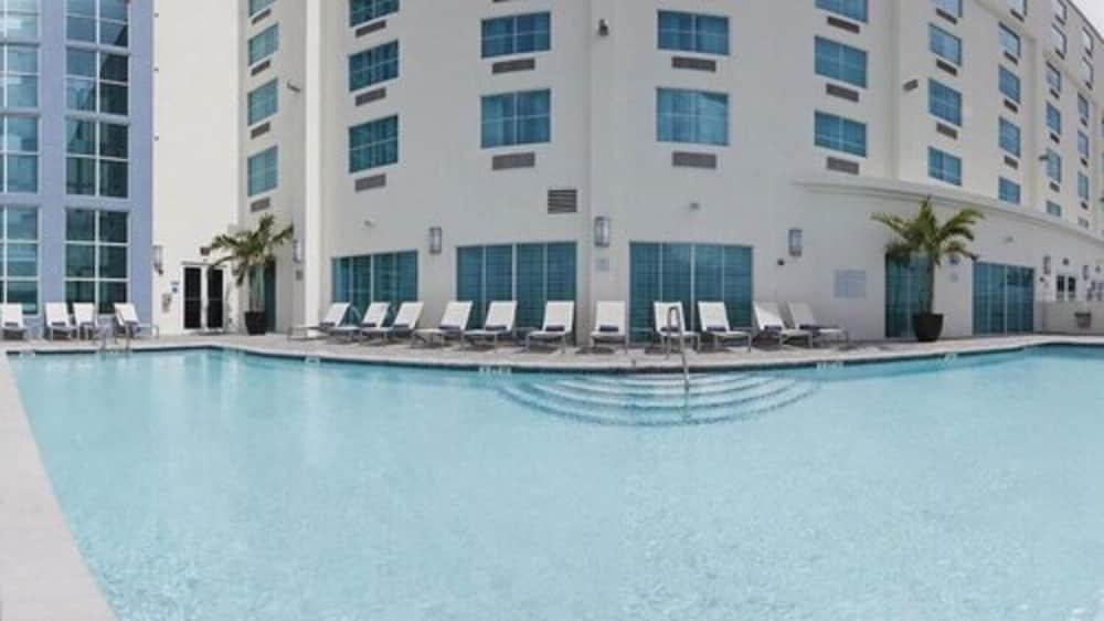 Crowne Plaza Hotel Fort Lauderdale Airport/Cruiseport, an IHG Hotel - Outdoor Pool