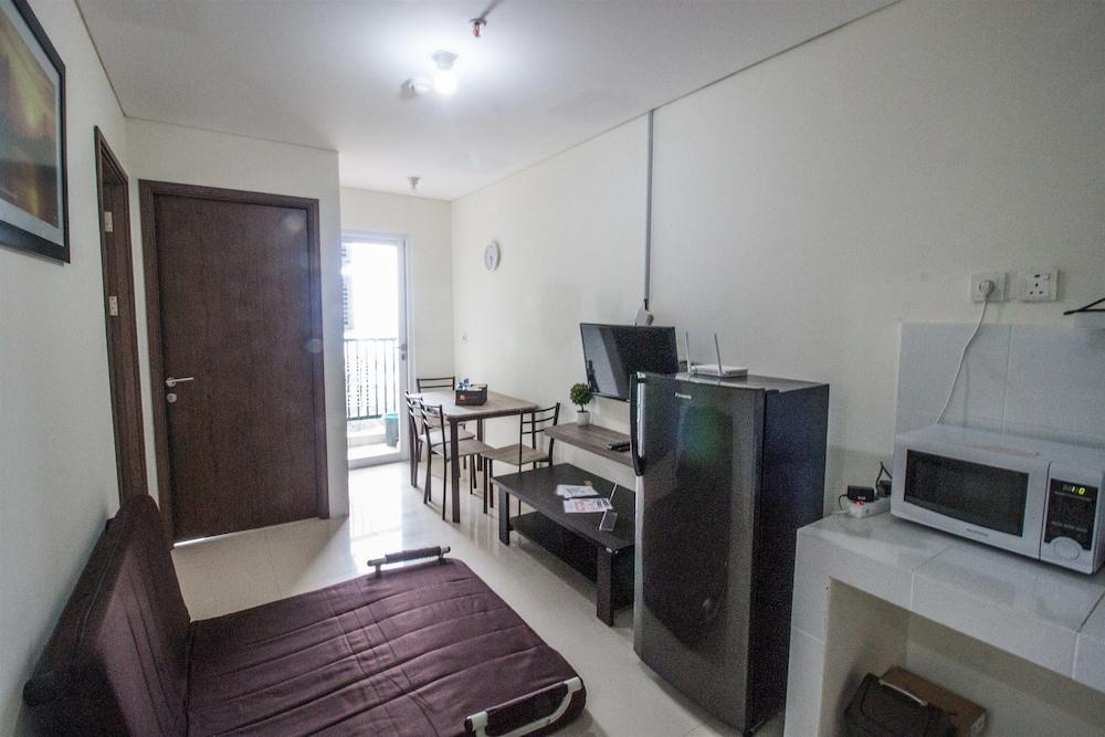 2 Bedrooms Apartment with Ancol Sea View By Travelio - Interior