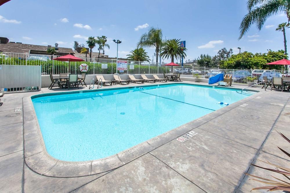 Motel 6 Rosemead, CA - Los Angeles - Outdoor Pool