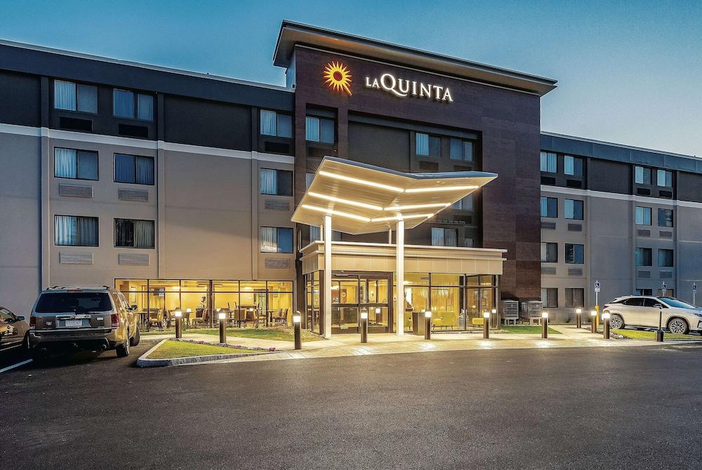 La Quinta Inn & Suites by Wyndham Salem NH - Featured Image