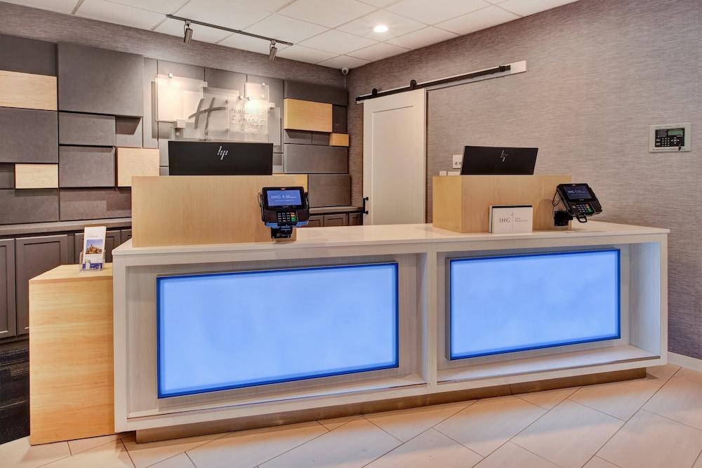 Holiday Inn Express & Suites Absecon-Atlantic City, an IHG Hotel - Lobby Lounge