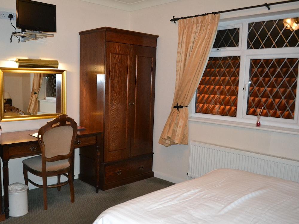Oliver Twist Country Inn - Room