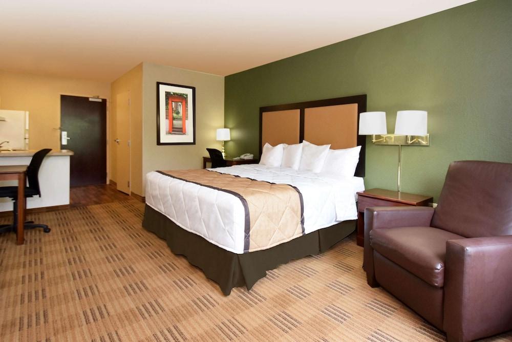 Extended Stay America Suites Long Island Bethpage - Room