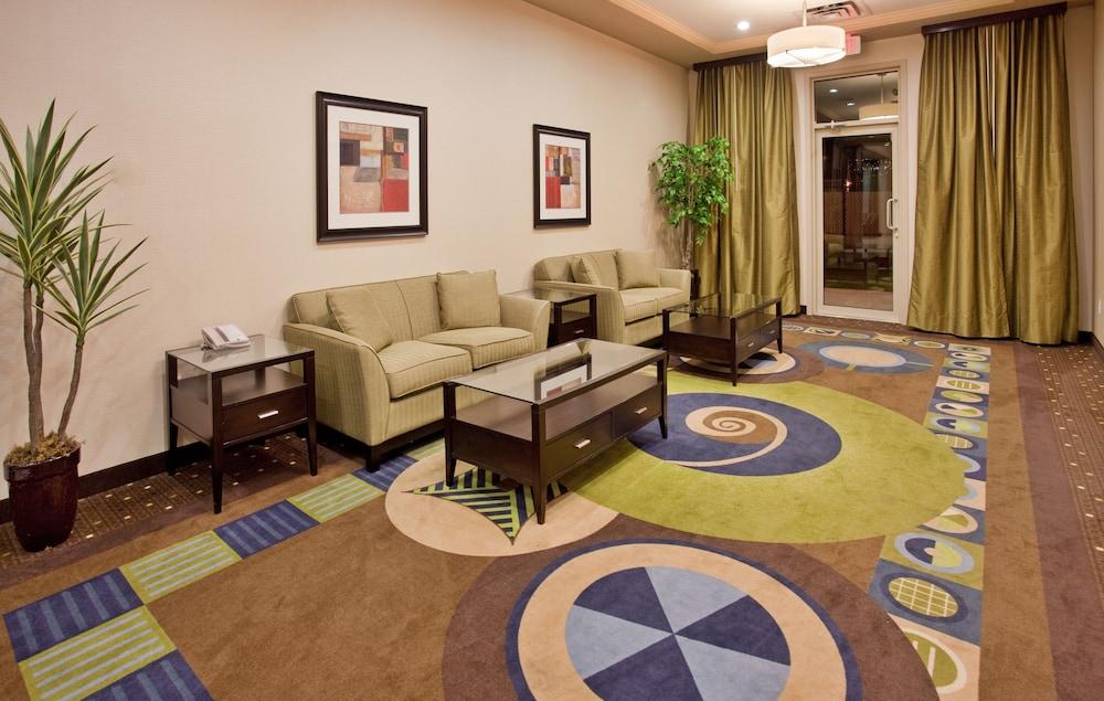 Holiday Inn Hotel & Suites Kamloops, an IHG Hotel - Lobby Sitting Area