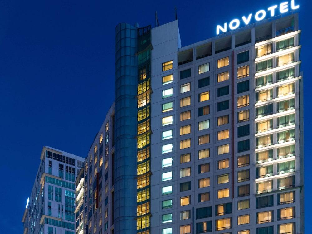 Novotel Manila Araneta City Hotel - Featured Image