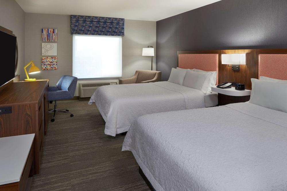 Hampton Inn & Suites by Hilton Montreal-Dorval - Room