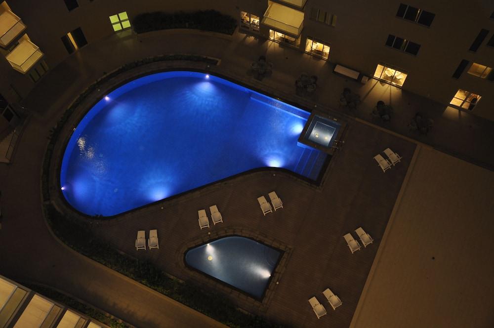 Gulf Suites Hotel Amwaj - Outdoor Pool