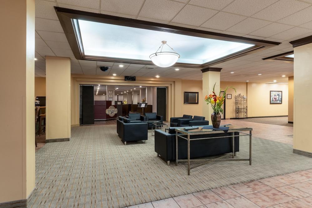 Ramada by Wyndham Reno Hotel and Casino - Lobby Sitting Area