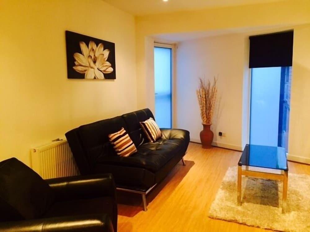 NG Serviced Apartments Glasgow - Living Area