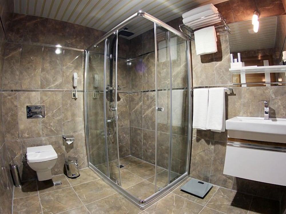 Pietra Hotel - Bathroom