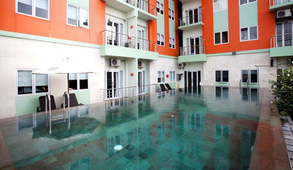 HARRIS Hotel & Residence Riverview Kuta - Bali - Outdoor Pool