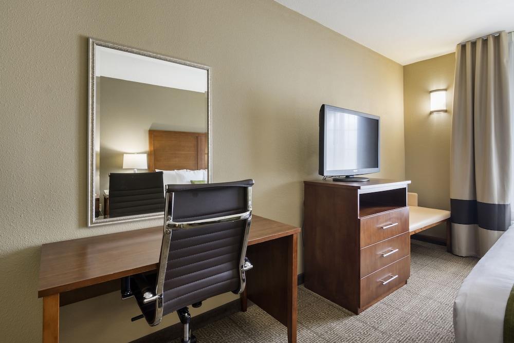 Comfort Inn & Suites Sacramento - University Area - Room