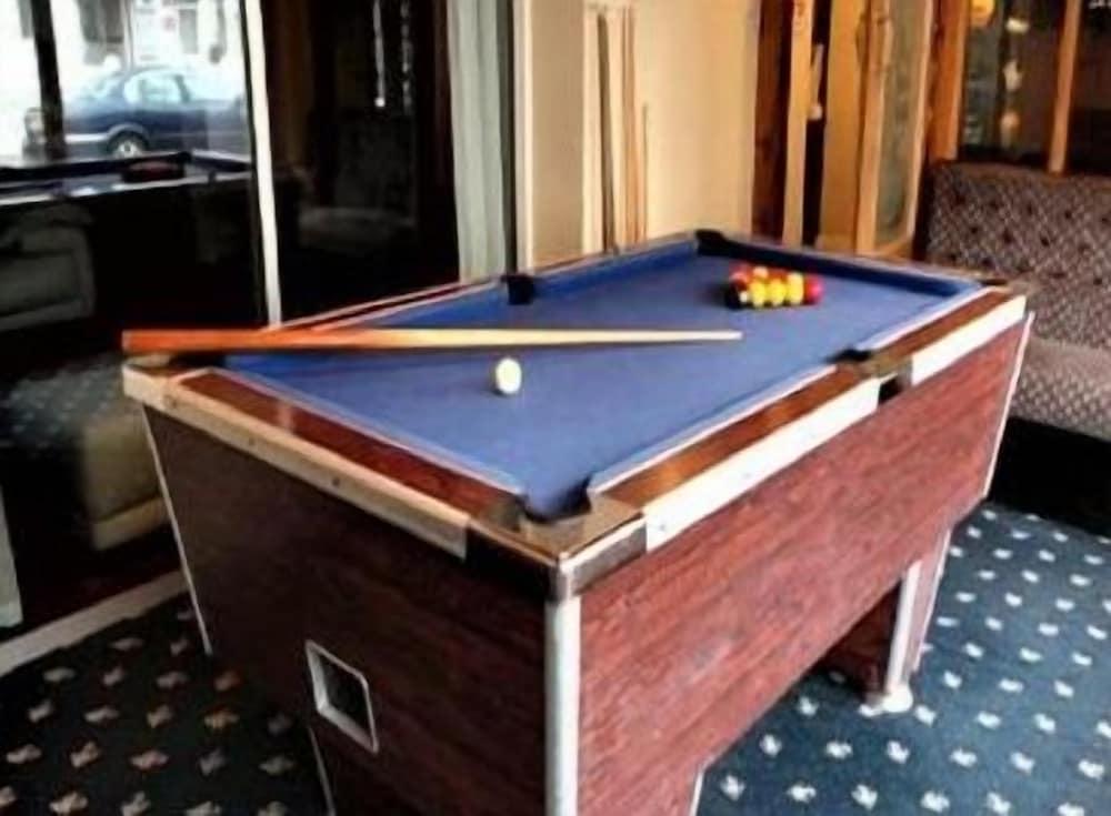Parkfield Hotel - Game Room
