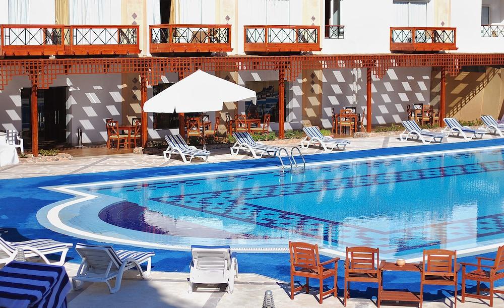 Falcon Naama Star Hotel - Outdoor Pool