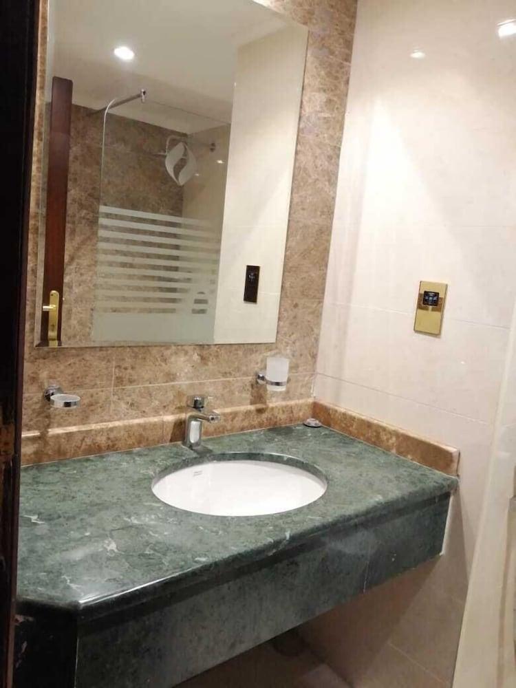Baraket Al Saada Hotel - Bathroom Sink