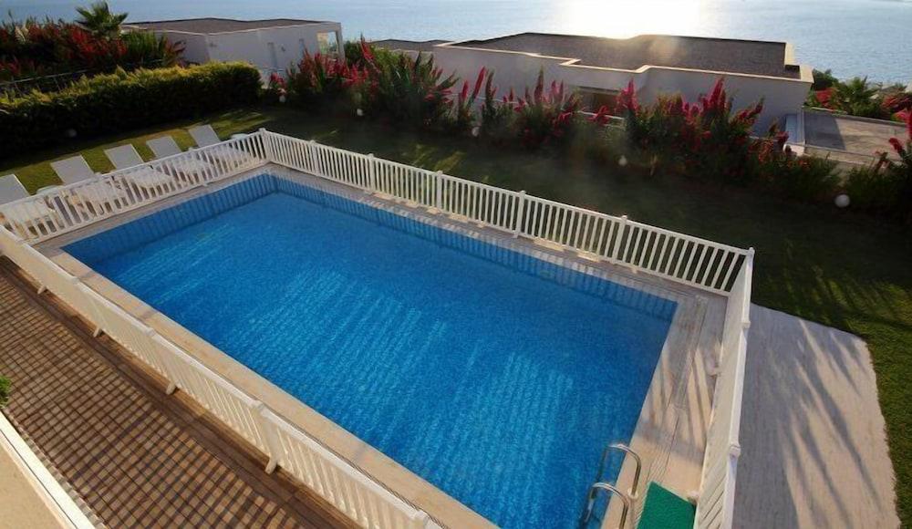 تورغوتريس فيلا بيتون 5 بد رومز - Outdoor Pool