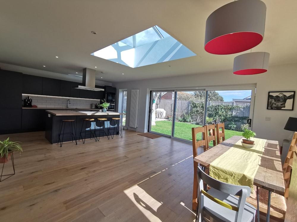 Iona 4 bed Luxury in the Heart of Bracklesham Bay - Featured Image