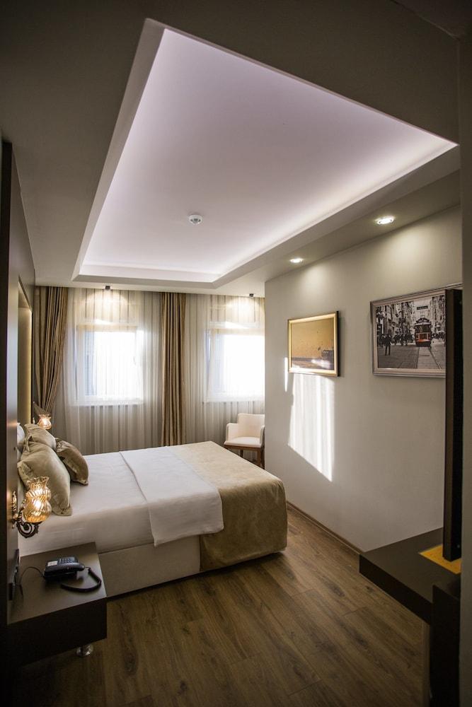 Bonne Sante Hotel - Room