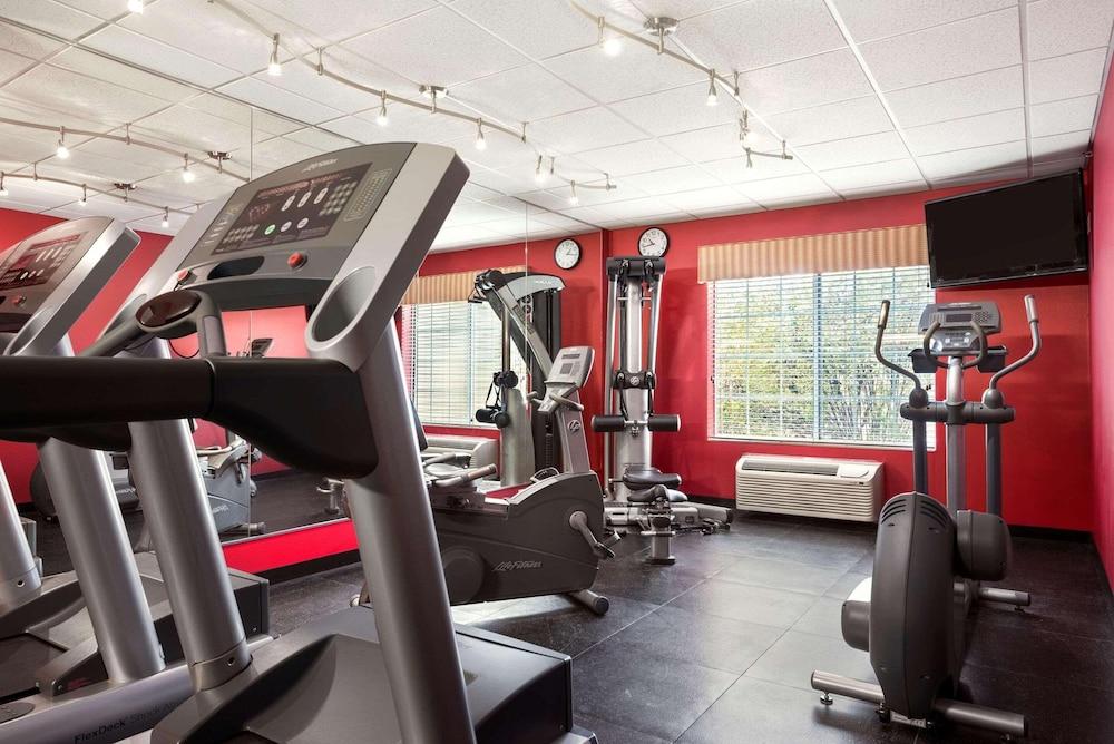 Country Inn & Suites by Radisson, Clinton, IA - Fitness Facility