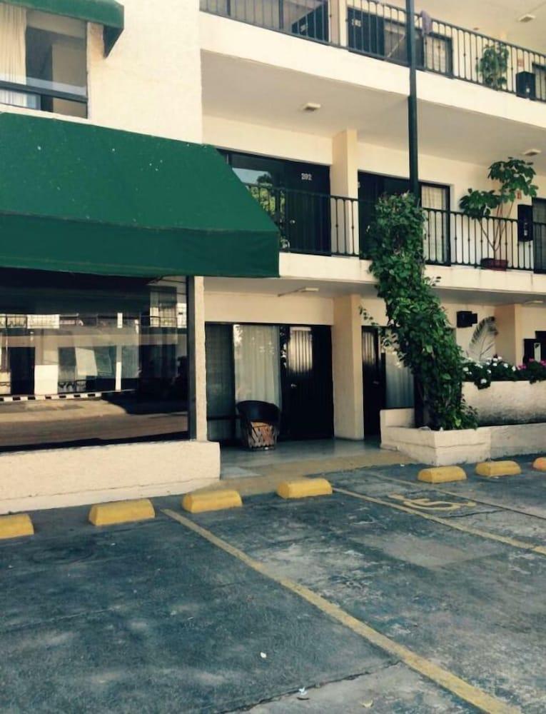 Hotel Nuevo Vallarta - Parking