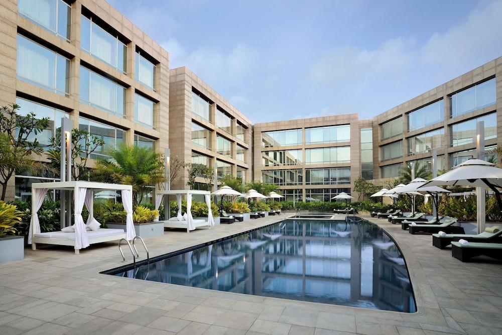 Hilton Bangalore Embassy GolfLinks - Pool